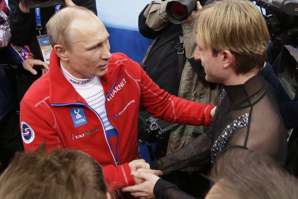 Vladimir Putin și Evgeni Plushenko, la Jocurile Olimpice de la Soci (2014), după ce echipa de patinaj a Rusiei a cucerit medalia de aur