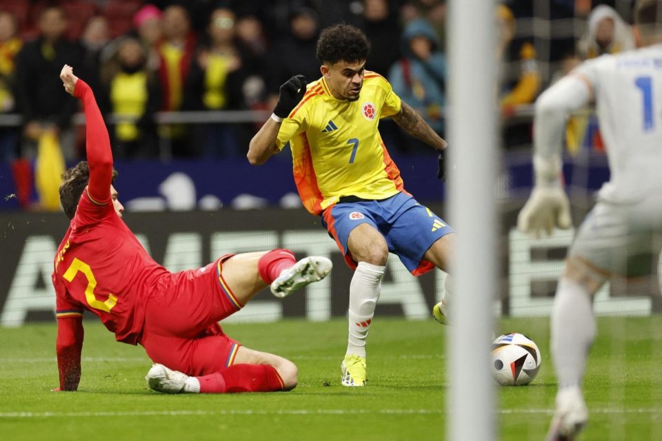 Atacantul Columbiei, Luis Diaz (în galben), este atacat de Andrei Rațiu (stânga, în roșu) în meciul amical Columbia - Romania 3-2, stadionul ”Metropolitano” din Madrid, Spania, 26 martie 2024