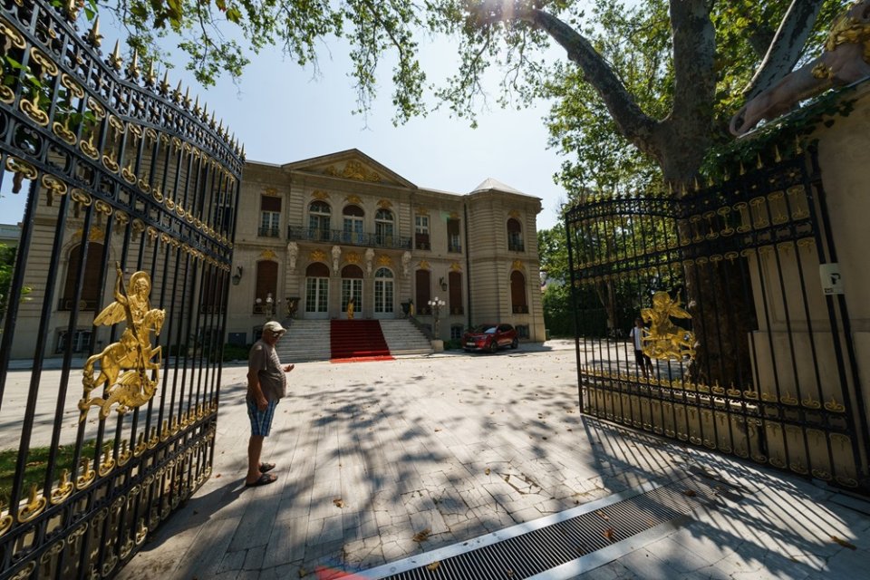 Palatul lui Gigi Becali are noi proprietari. Clădirea este deținută acum de fiicele patronului FCSB