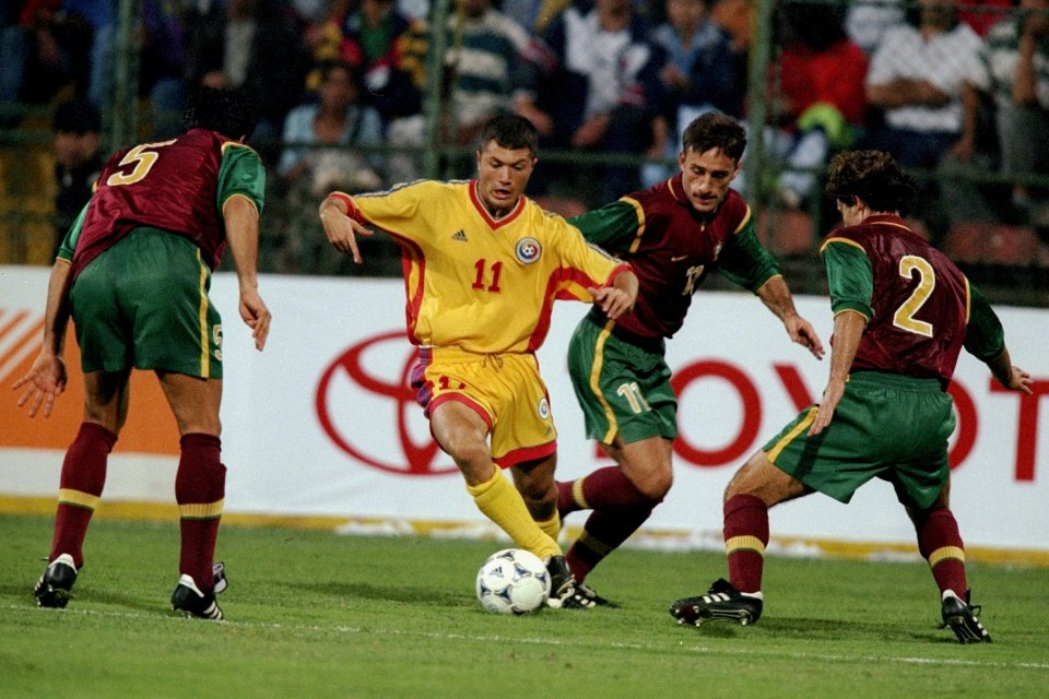 Adi, în duel cu trei lusitani, în partida România - Portugalia 1-1, din 1999