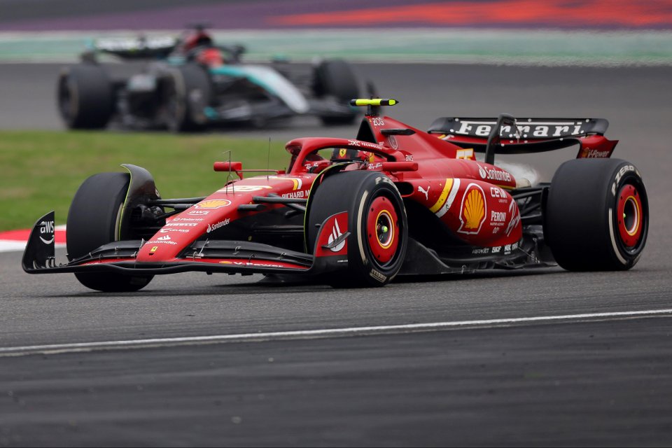 Monopostul Ferrari pilotat de Carlos Sainz în Marele Premiu al Chinei, disputat la Shanghai, China, 21 aprilie 2024. Mașina este vopsită în clasica nuanță de roșu.