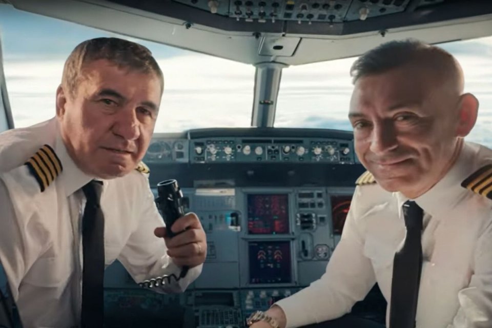 Gheorghe Hagi și Ilie Dumitrescu, piloți de aeronavă într-o reclamă spectaculoasă