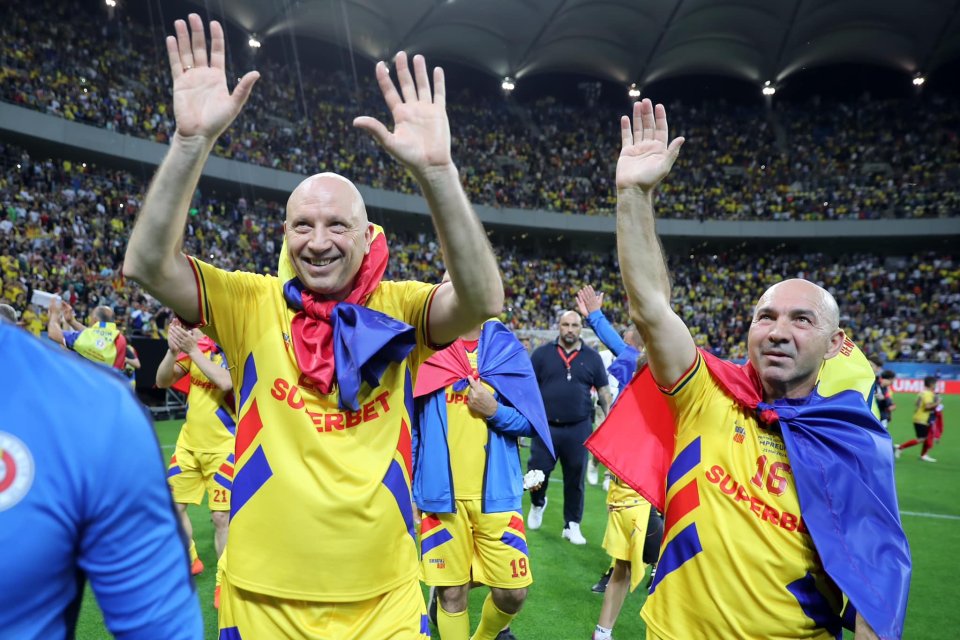Vlădoiu (dreapta, alături de Filipescu), salutând publicul entuziast de pe Arena Națională
