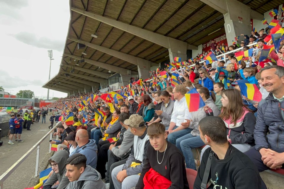 O tribună întreagă a fost ocupată de fanii naționalei la prima ședință de pregătire din cantonamentul german