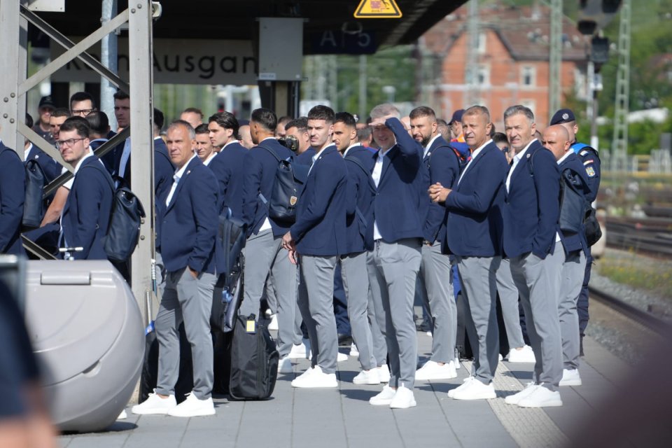 Fotbaliștii naționalei și stafful reprezentativei, pe peronul gării din Wurzburg