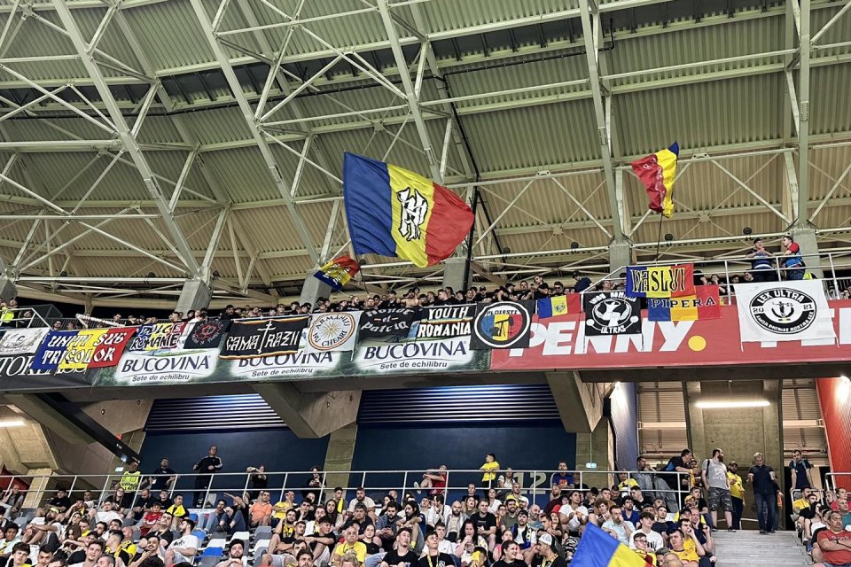 Honor et Patria este o grupare de fani care merge regulat la meciurile echipei naționale a României
