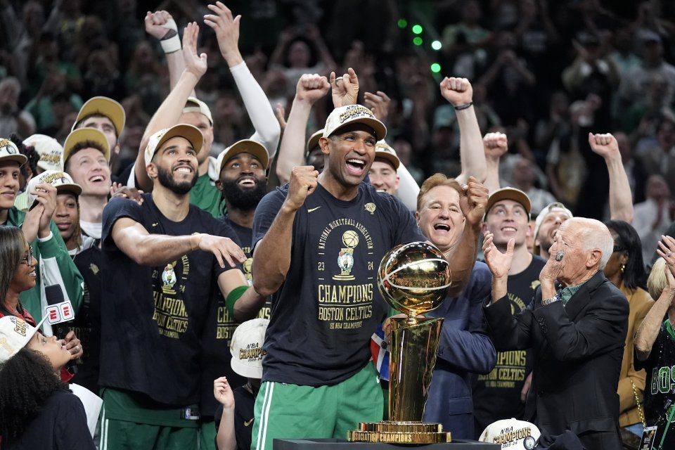Cei de la Boston Celtics și trofeul cuvent câștigătoarei acestui sezon