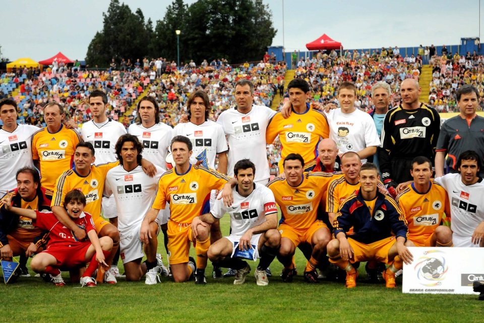 Marcel Răducanu (stânga jos) la un meciul ”Stelele României” - ”Stele Lumii” 3-5, în 2008