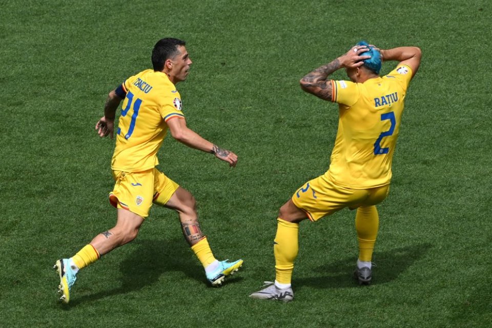 Stanciu și Rațiu celebrează reușita prin care România a deschis scorul în partida cu Ucraina
