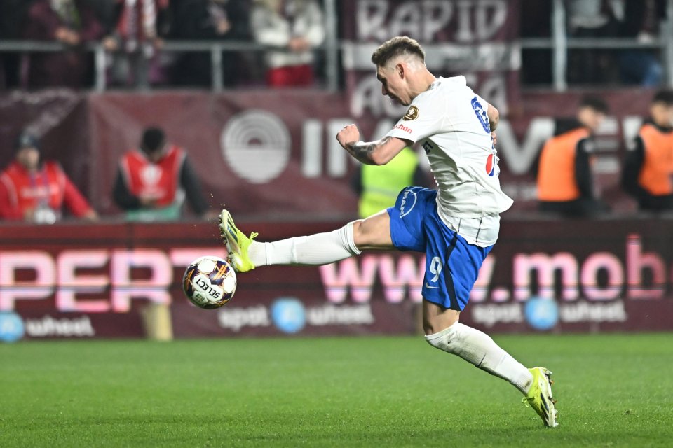 Louis Munteanu marchează un gol în meciul de fotbal dintre Rapid și Farul Constanța, din cadrul Play-off-ului Superligii Superbet, desfășurat pe Superbet Arena-Giulești din București, 15 martie 2024