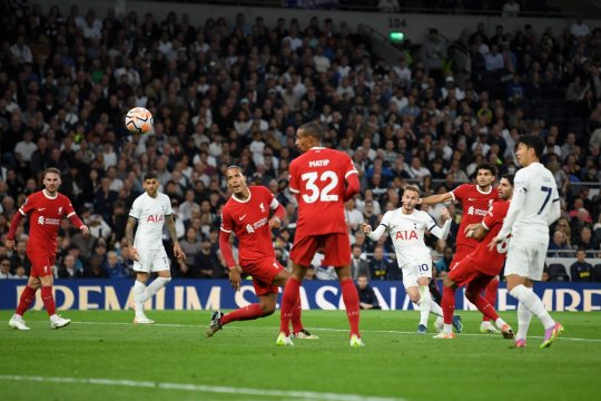 VAR-ul, încă odată inutil! Gravă eroare de arbitraj la Tottenham – Liverpool