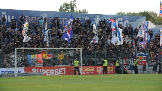Scene incredibile cu fanii Stelei. Un jandarm a scos pistolul la suporterii bucureșteni. Din fericire, nu au ieșit incidente grave