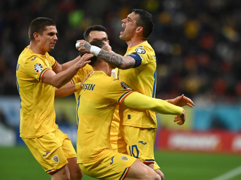 Nicolae Stanciu se bucură dupa un gol marcat alături de Răzvan Marin în meciul de fotbal dintre Romania si Belarus, scor 2-1, din preliminariile Campionatului European 2024, desfășurat pe Arena Națională, 28 martie 2023.