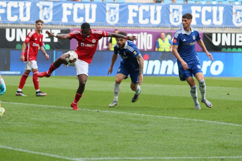 Aurelian Chitu, Vladislav Blănuță și Francois Yabre în meciul de fotbal FC U Craiova - Oțelul Galați 0-2, Superliga Superbet, Stadionul ”Ion Oblemenco” din Craiova, 22 septembrie 2023