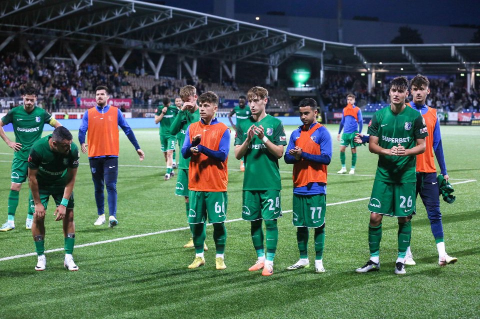 Fotbaliștii constănțeni Tudor Băluță, Constantin Budescu, Darius Grosu, Constantin Grameni, Enes Sali, Adrian Mazilu și Nicolas Popescu salută galeria după meciul de fotbal dintre HJK Helsinki și Farul Constanta 2-0, contând pentru UEFA Europa Conference League, desfășurat pe Helsinki Football Stadium din Helsinki, 31 august 2023