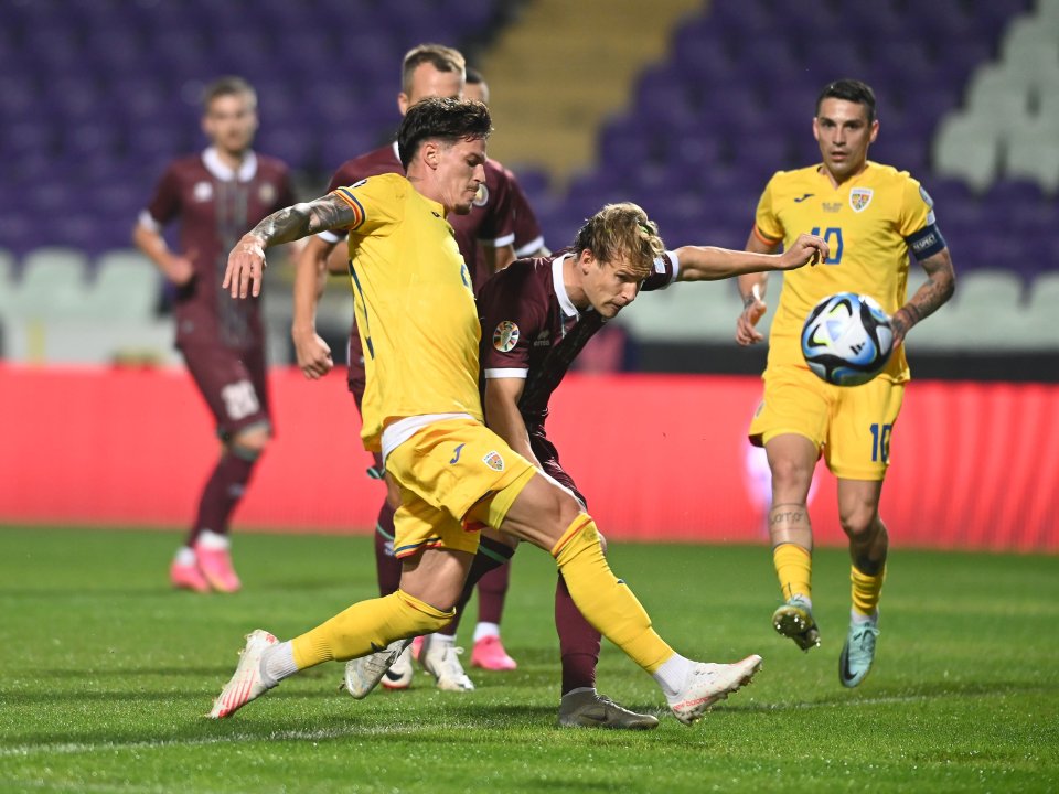 Dennis Man și Kirill Pechenin în meciul de fotbal dintre Belarus și România, preliminariile Campionatului European 2024, desfășurat pe Stadionul ”Szusza Ferenc” din Budapesta, 12 octombrie 2023