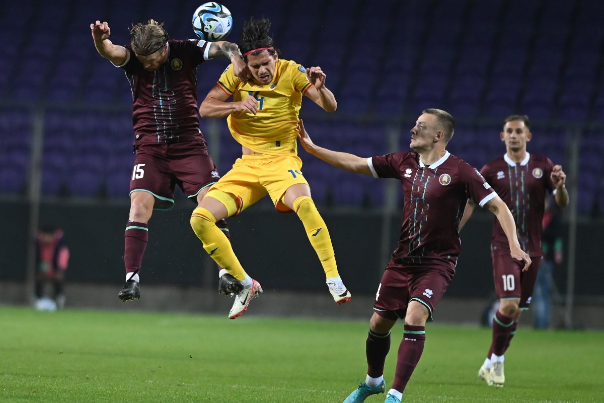 Nikita Korzun, Ianis Hagi și Roman Yuzepchuk în meciul de fotbal Belarus - România 0-0, preliminariile Campionatului European 2024, Stadionul ”Szusza Ferenc” din Budapesta, 12 octombrie 2023