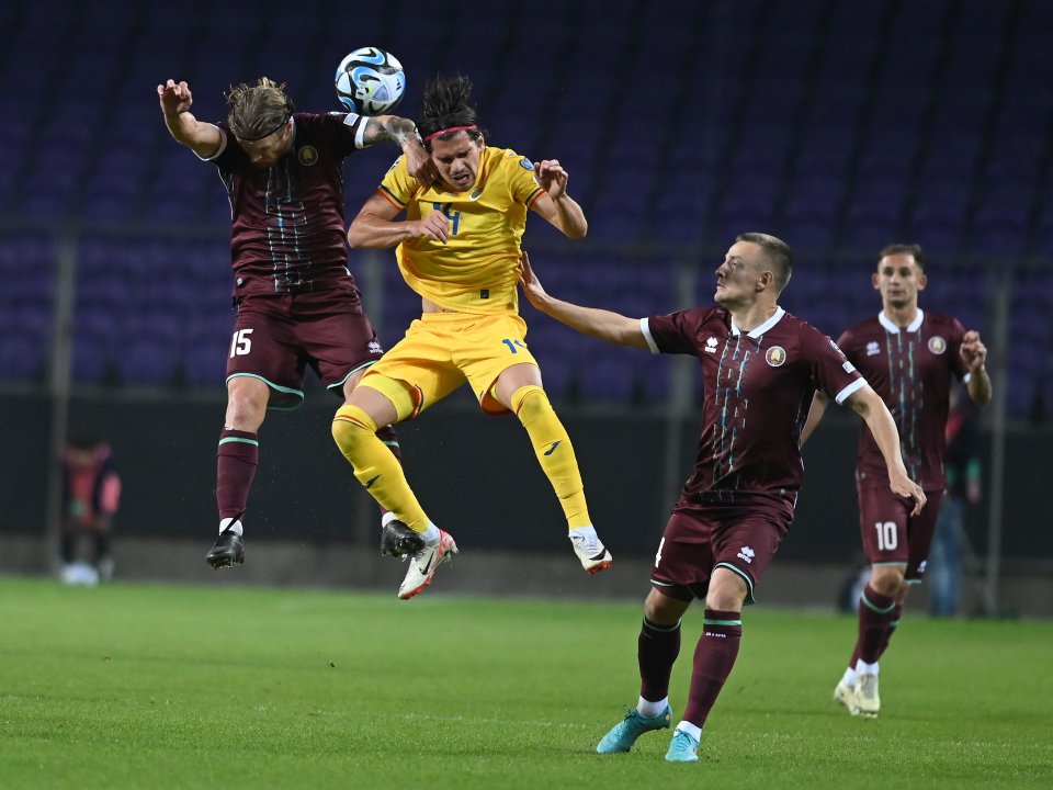 Nikita Korzun, Ianis Hagi și Roman Yuzepchuk în meciul de fotbal Belarus - România 0-0, preliminariile Campionatului European 2024, Stadionul ”Szusza Ferenc” din Budapesta, 12 octombrie 2023