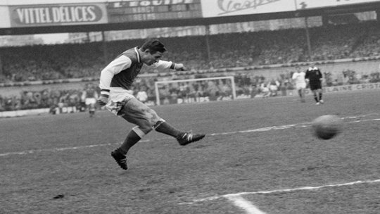 Înainte de Messi a fost el, ”Napoleon al fotbalului”. Cristian Munteanu îți spune povestea primului jucător decorat cu Legiunea de Onoare