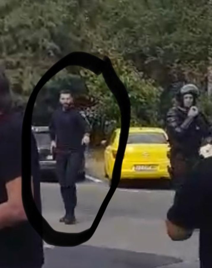 Captură de ecran dintr-un video de la fața locului. Jandarmul încercuit, de la Brigada de Jandarmi Mobilă ”Matei Basarab” Ploiești, a scos pistolul din toc în fața suporterilor Stelei