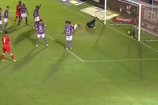 Controversă la UTA Arad - Rapid. Gazdele au reclamat că au marcat un gol valabil, însă Horațiu Feșnic a rămas impasibil