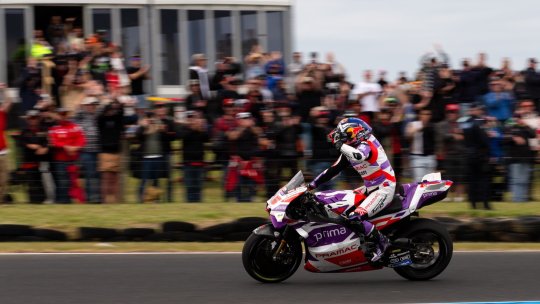 Johann Zarco triumfă la Philip Island. Este prima victorie din carieră, la MotoGP, pentru riderul francez. Lupta pentru titlul mondial devine și mai palpitantă