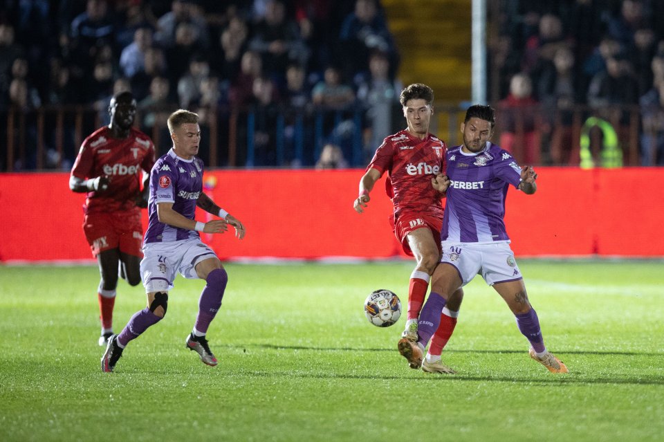 Claudiu Petrila, Alexandru Ioniță și Rareș Pop în meciul UTA Arad – Rapid București, încheiat 2-2.