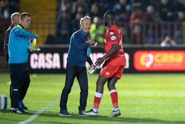 Mircea Rednic îl felicită pe Kevin Luckassen, după ce a marcat golul egalizator contra Rapidului.