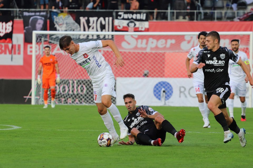 Alexandru Jipa și Cristian Costin în meciul de fotbal dintre AFC HERMANNSTADT SIBIU și FC DINAMO BUCURESTI 4-0, contând pentru Superliga Superbet, desfășurat pe Stadionul Municipal din Sibiu, 21 octombrie 2023