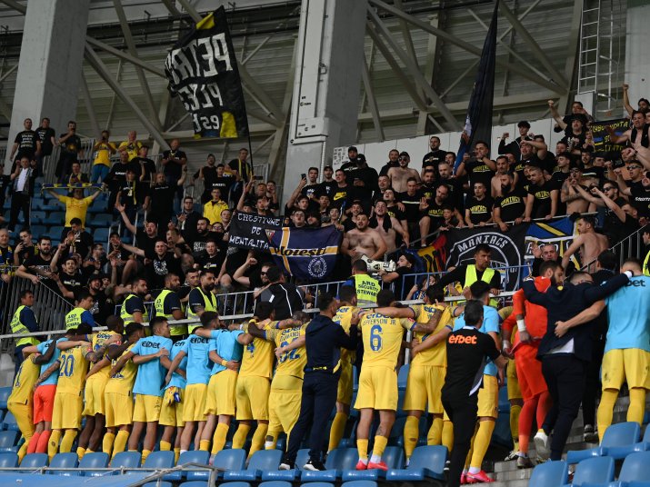 Jucătorii Petrolului s-au bucurat alături de suporteri după victoria cu 3-1 în fața Universității Craiova.