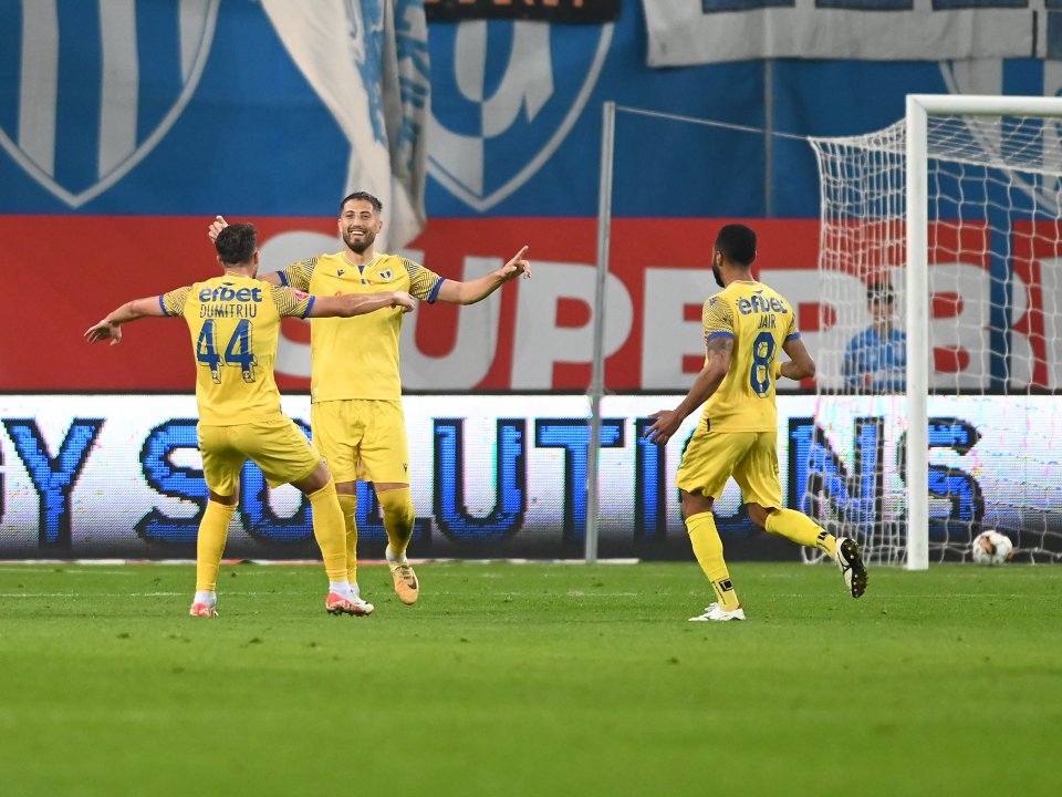 Bucuria lui Gicu Grozav în meciul Universitatea Craiova - Petrolul Ploiești, 1-3.