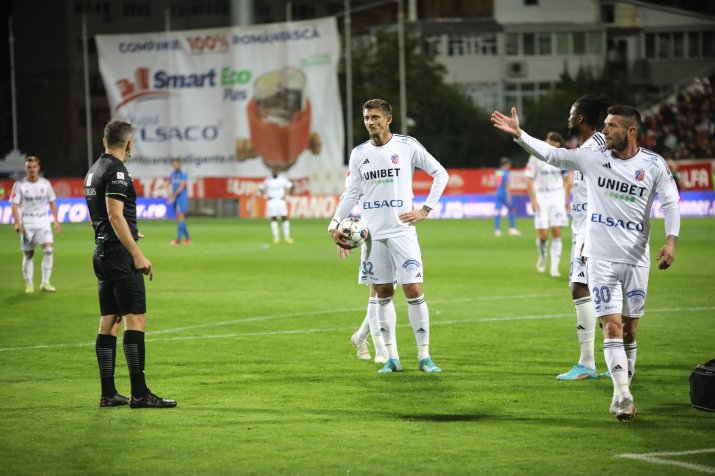 Alin Șeroni și Alexandru Țigănașu în meciul de fotbal dintre FC Botoșani și FCSB.