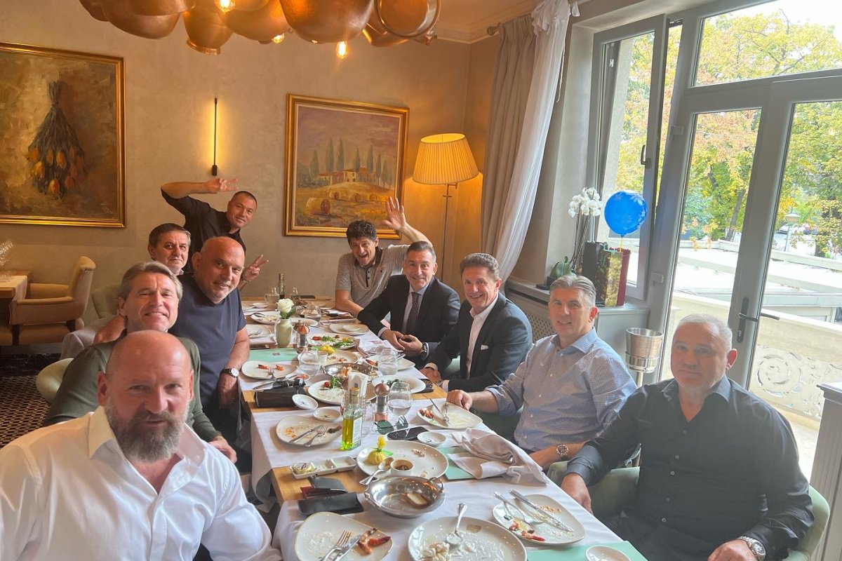 Cei 10 grei ai fotbalului românesc, Bogdan Stelea, Florin Raducioiu, Florin Prunea, Marius Lăcătuș, Adrian Ilie, Miodrag Belodedici, Ilie Dumitrescu, Gică Popescu, Ioan Lupescu și Gheorghe Mihali, au discutat despre organizarea unui meci aniversar