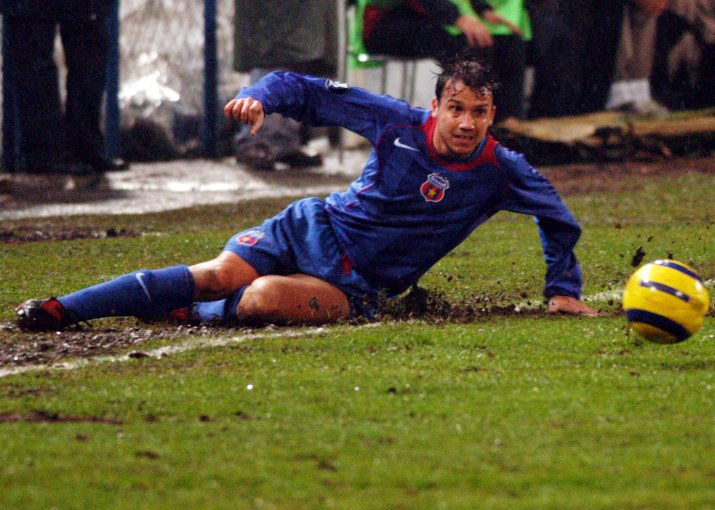 Fostul jucător al Stelei, Sorin Paraschiv, într-un meci Steaua - Valencia în Cupa Uefa (2005), scor 2-0 pentru gazde.