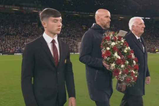 Moment special pe Old Trafford, dedicat regretatului Sir Bobby Charlton. Imagini impresionante surprinse la partida dintre Manchester United și FC Copenhaga