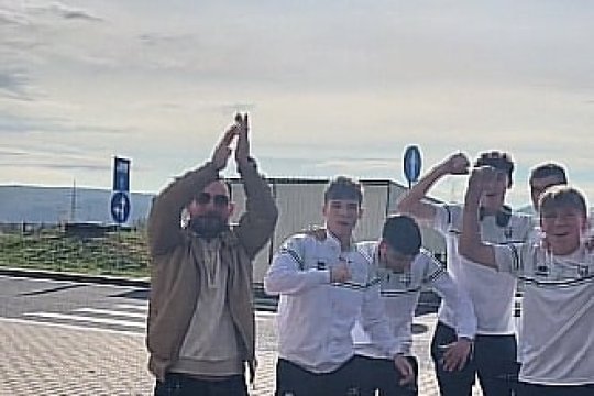 Pescobar, ca Gigi Becali. Cunoscutul milionar a scos teancul de bani pentru micuții fotbaliști de la Poli Timișoara, iar clipul a ajuns viral | VIDEO