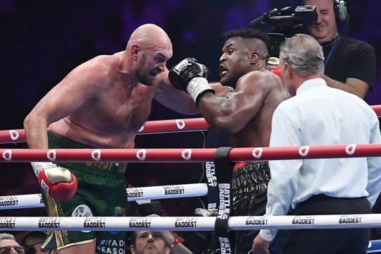 Tyson Fury l-a învins pe starul camerunez al artelor marţiale mixte Francis Ngannou. Cristiano Ronaldo a asistat și el la meci