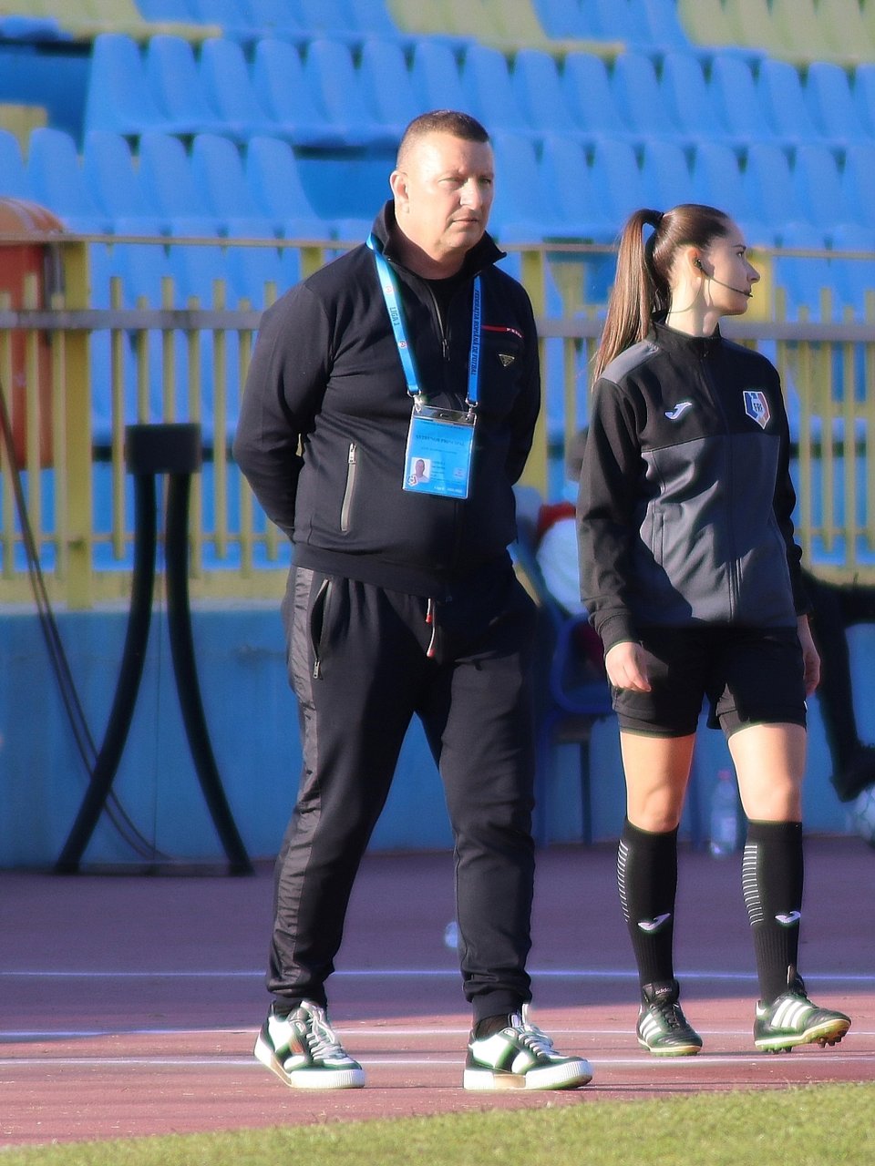 Ionuț Chirilă și Arbitrul de rezervă Demetrescu Iuliana Elena în meciul de fotbal dintre Gaz Metan Mediasș și Academica Clinceni, contand pentru Liga 1 Casa Pariurilor, desfășurat fără spectatori pe Stadionul Municipal din Mediaș, 31 octombrie 2021.