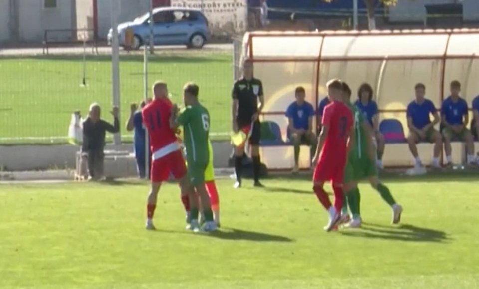 Jucătorii FCSB și cei ai CSA Steaua la un pas de bătaie, meciul FCSB - CSA Steaua 1-0, prima etapă a play-off-ului seriei de Est din Liga de Tineret, Baza Berceni,29 octombrie 2023