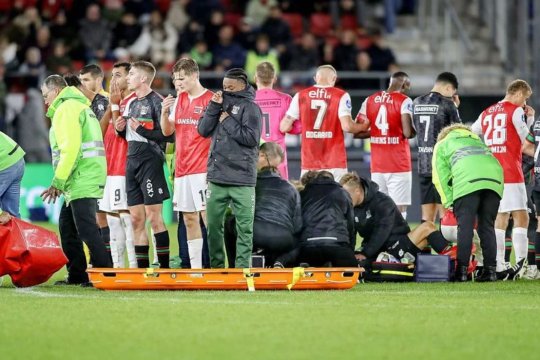 Momente de coșmar în Olanda. Un fost advesar al celor de la FCSB s-a prăbușit pe teren după ce a marcat | VIDEO