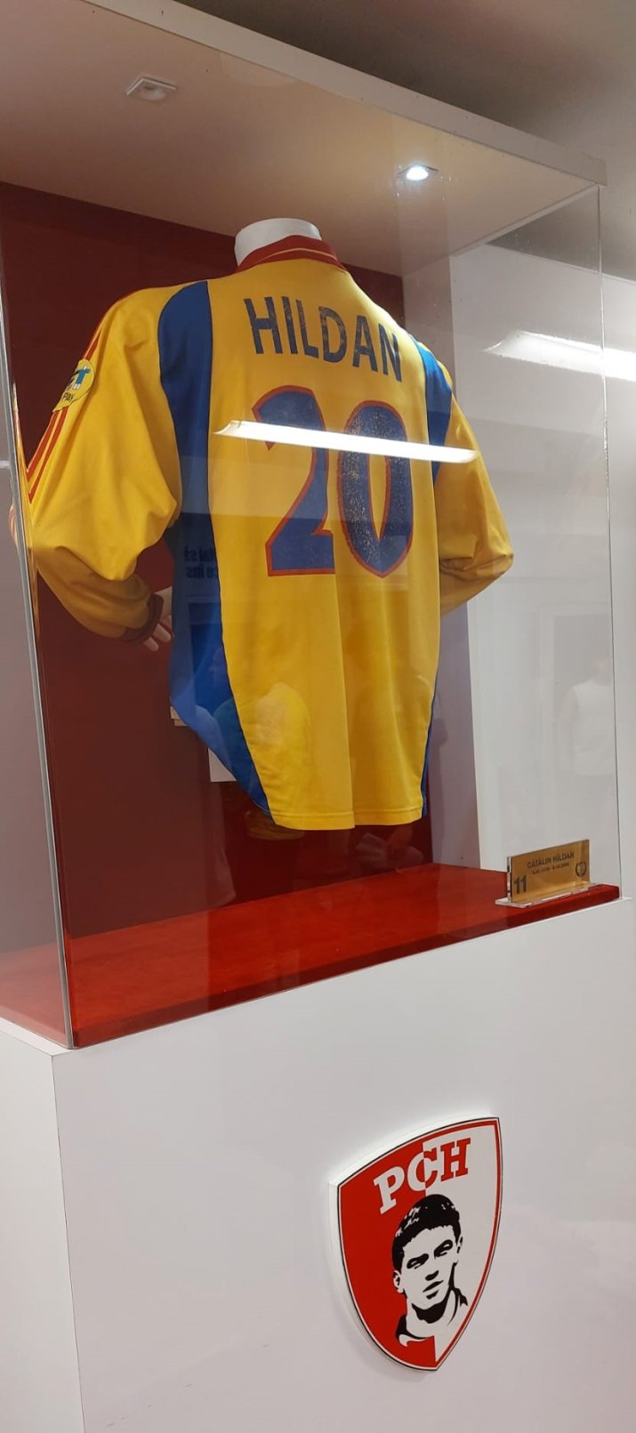 Tricoul lui Cătălin Hîldan de la EURO 2000, în vestiarul echipei Dinamo