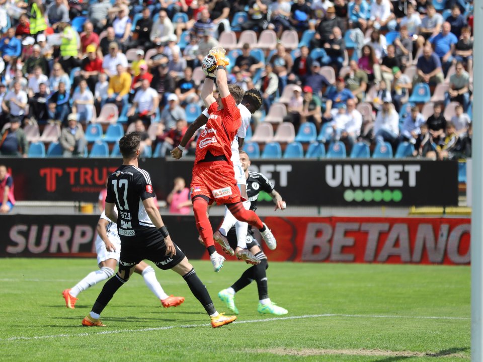 Meciul de fotbal dintre FC Botoșani și FC Universitatea Cluj, SuperLiga Superbet, Stadionul Municipal din Botoșani, 06 mai 2023