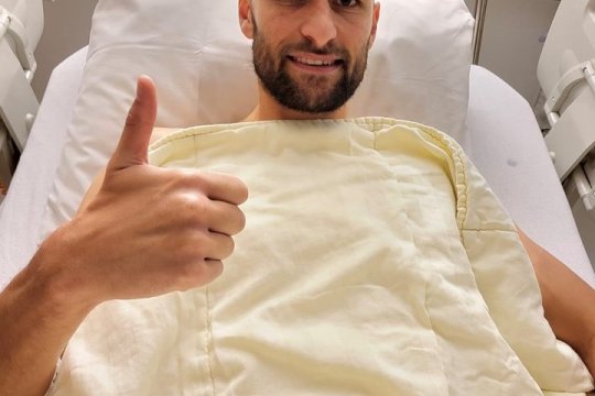 Mesajul lui Bas Dost de pe patul de spital, după ce s-a prăbușit și a început să aibă convulsii pe teren: ”Vă mulțumesc!”