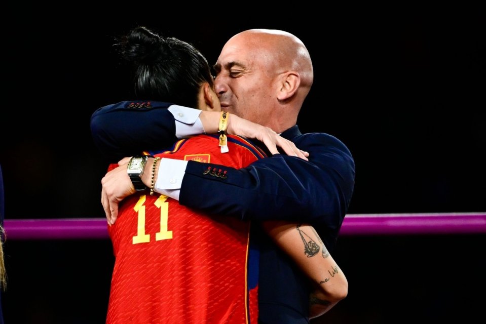 Luis Rubiales, președintele Fedareției Spaniole de Fotbal, o sărută pe Jenni Hermoso după victoria naționalei Spaniei la FIFA Womens World Cup 2023 ,Stadionul ”Australia” din Sydney, Australia, 20 august 2023. Incidentul a condus la suspendarea lui Rubiales de către FIFA.