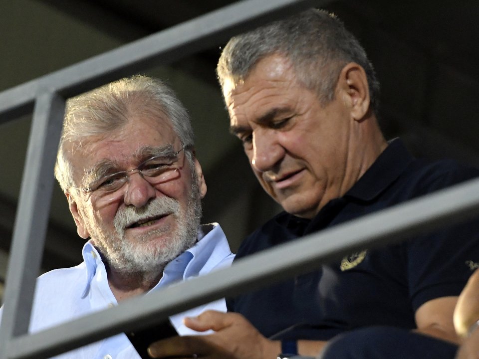 Victor Becali (dreapta) crede că măsurile FIFA sunt bune