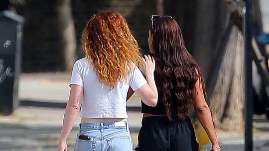 FOTO | O prezentatoare BBC și o cunoscută cântăreață formează cuplul momentului în Marea Britanie. Dezvăluiri despre relația celor două