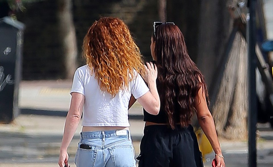 Prezentatoarea Alex Scott (foto, în dreapta) și cântăreața Jess Glynne (foto, în stânga) au fost surprinse în mai multe ocazii împreună, iar zvonurile se confirmă