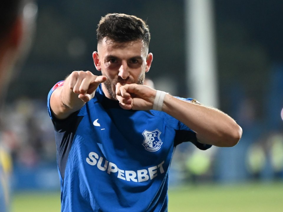 Mihai Popescu se bucură după golul marcat în meciul de fotbal dintre Farul Constanța și HJK Helsinki, manșa tur a play-off-ului UEFA Europa Conference League, Stadionul central al Academiei Gheorghe Hagi din Ovidiu, 24 august 2023.