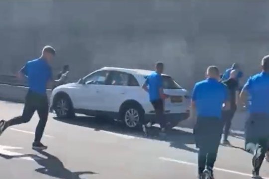 VIDEO | Imagini incredibile! Fotbaliștii din Israel, nevoiți să se baricadeze de urgență pe marginea drumului, după ce au auzit alarma de rachetă: ”Nimic nu ne oprește din drumul spre Euro”
