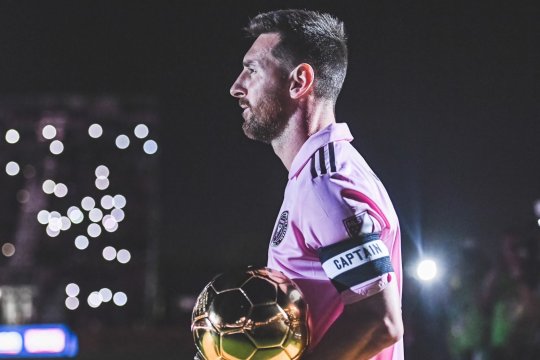 Leo Messi și-a prezentat cel de-al 8-lea Balon de Aur. Fanii prezenți pe stadionul celor de la Inter Miami au sărbătorit Noche d’Or alături de superstar